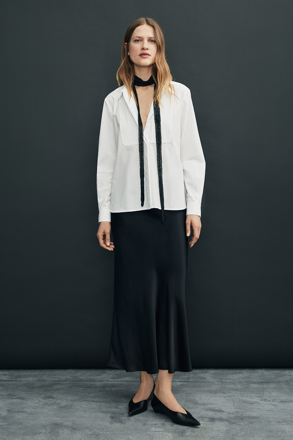 Solviera nederdel - Black, Ilvian skjorte - White, Runae t&oslash;rkl&aelig;de - Black