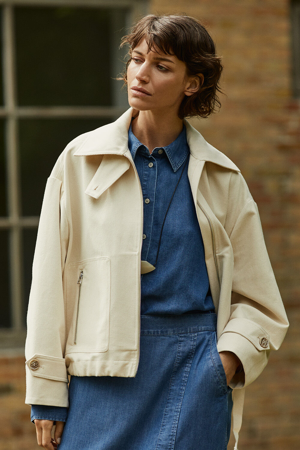 Trixion Denim Jakke - Oyster White, Ishana Skjorte - Washed denim, Selithia Denim Nederdel - Washed denim, Raiomi Halsk&aelig;de - Tobacco Brown