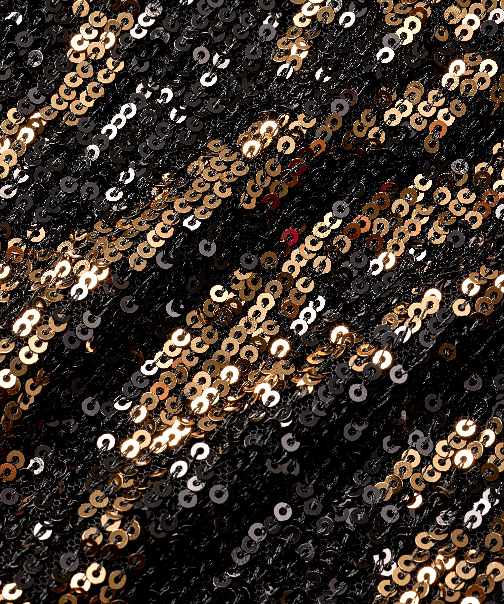 Prilly Bukser, Black