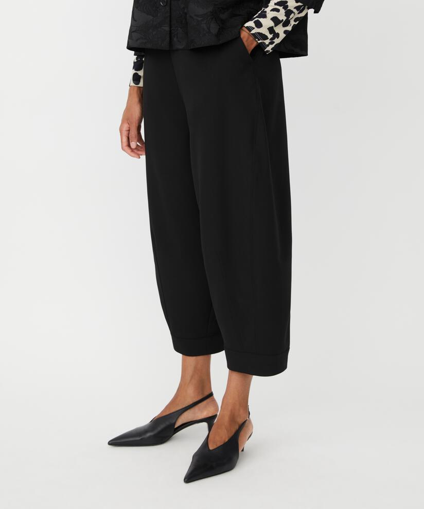 Pyrella Bukser, Black