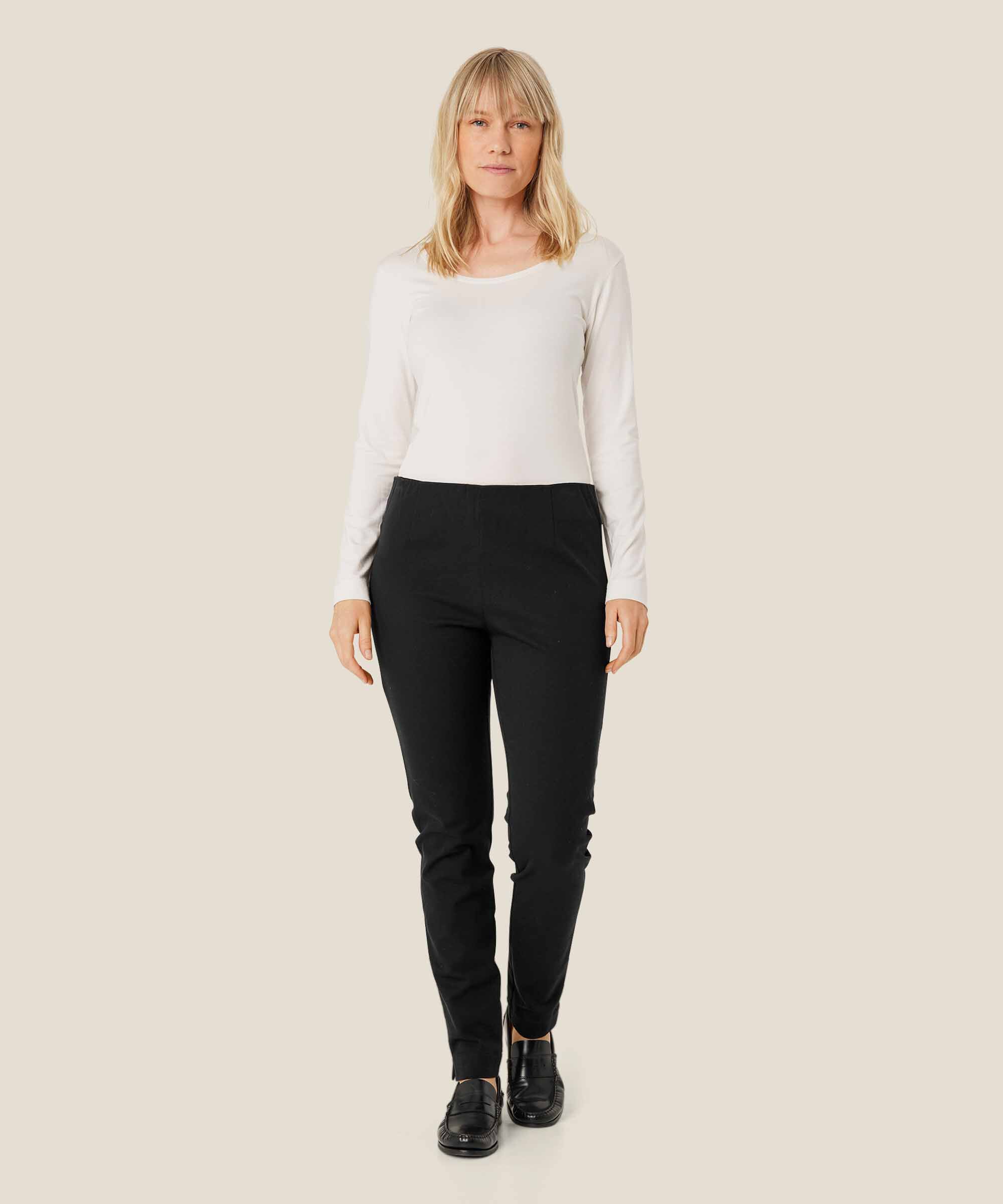 Poppy Bukser, Black