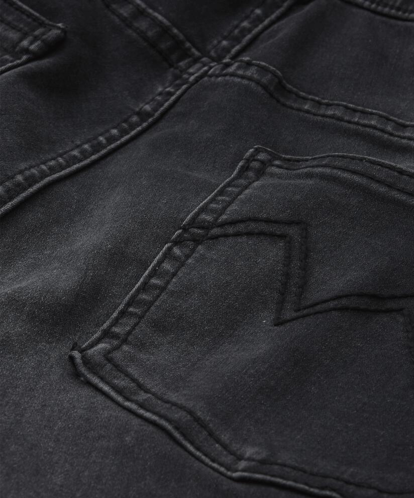 Papia Bukser, Black