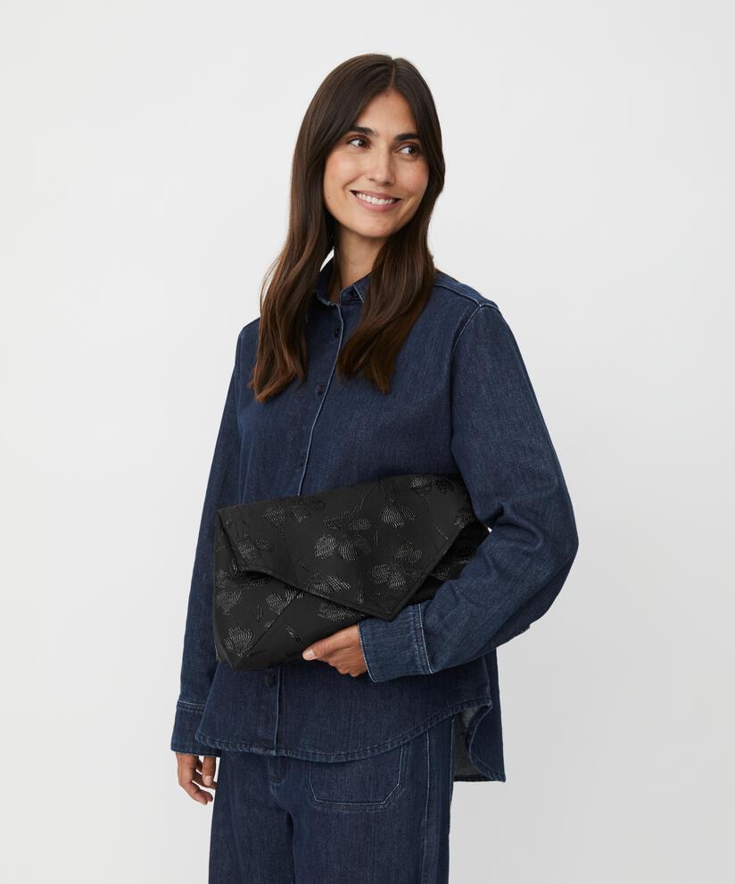 Requiel Taske, Black