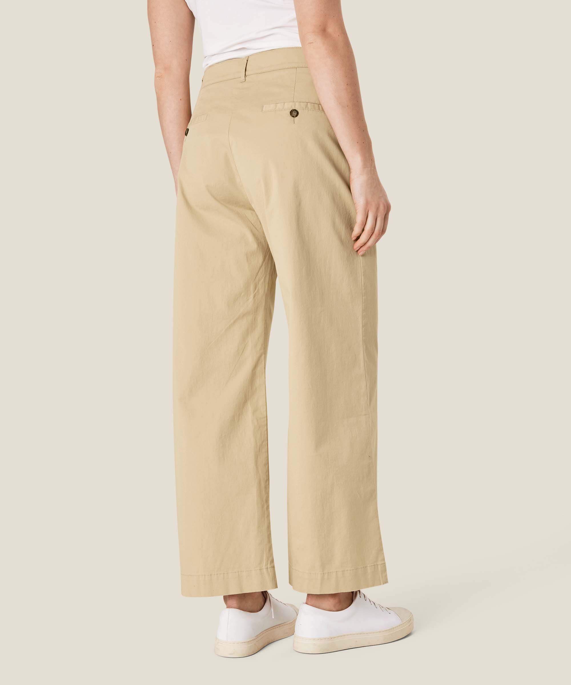 Pamila Bukser, Pale Khaki
