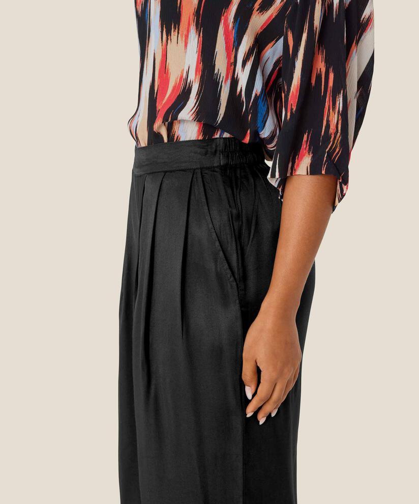Patty Bukser, Black