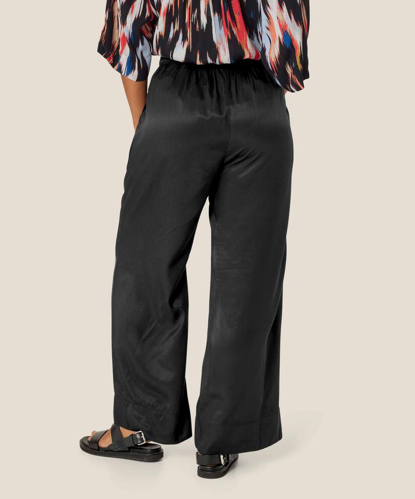 Patty Bukser, Black