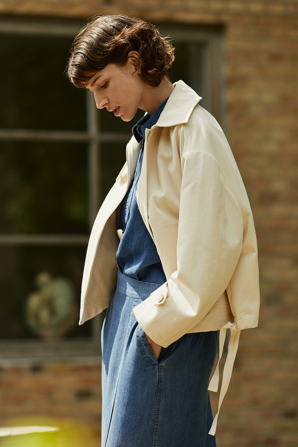 Trixion Denim Jakke - Oyster White, Ishana Skjorte - Washed denim, Selithia Denim Nederdel - Washed denim, Raiomi Halsk&aelig;de - Tobacco Brown