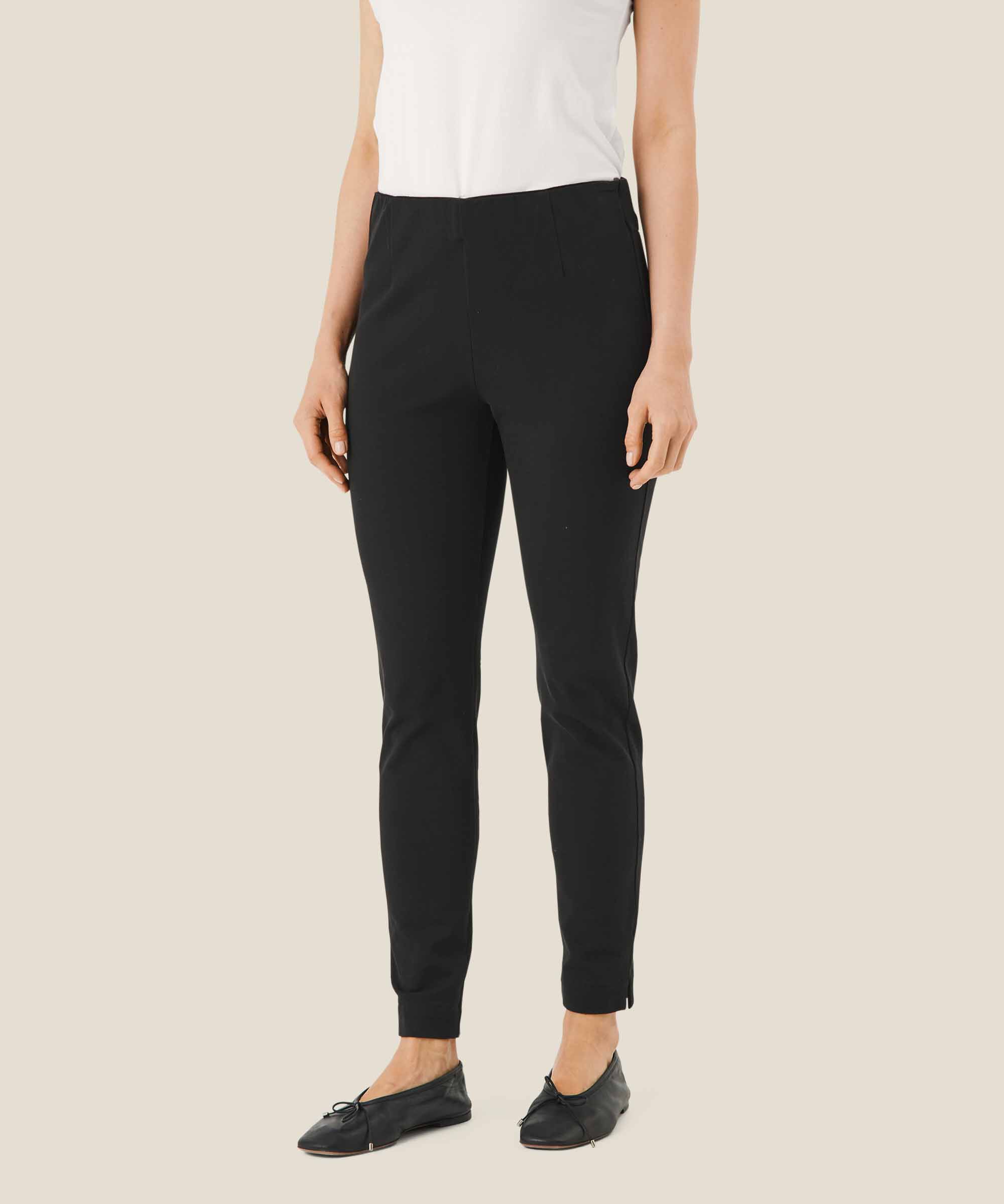 Poppy Bukser, Black