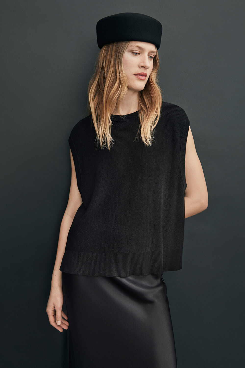 Fabel Top - Black, Riondra Uld Hat - Black, Solviera nederdel - Black