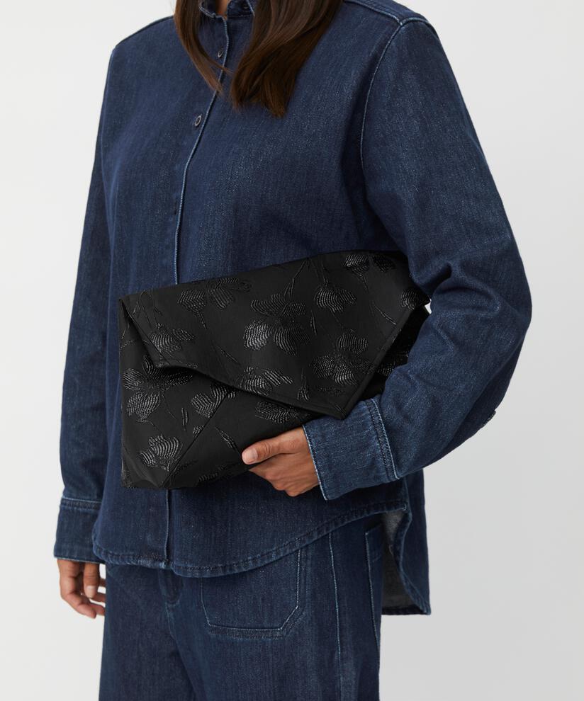 Requiel Taske, Black