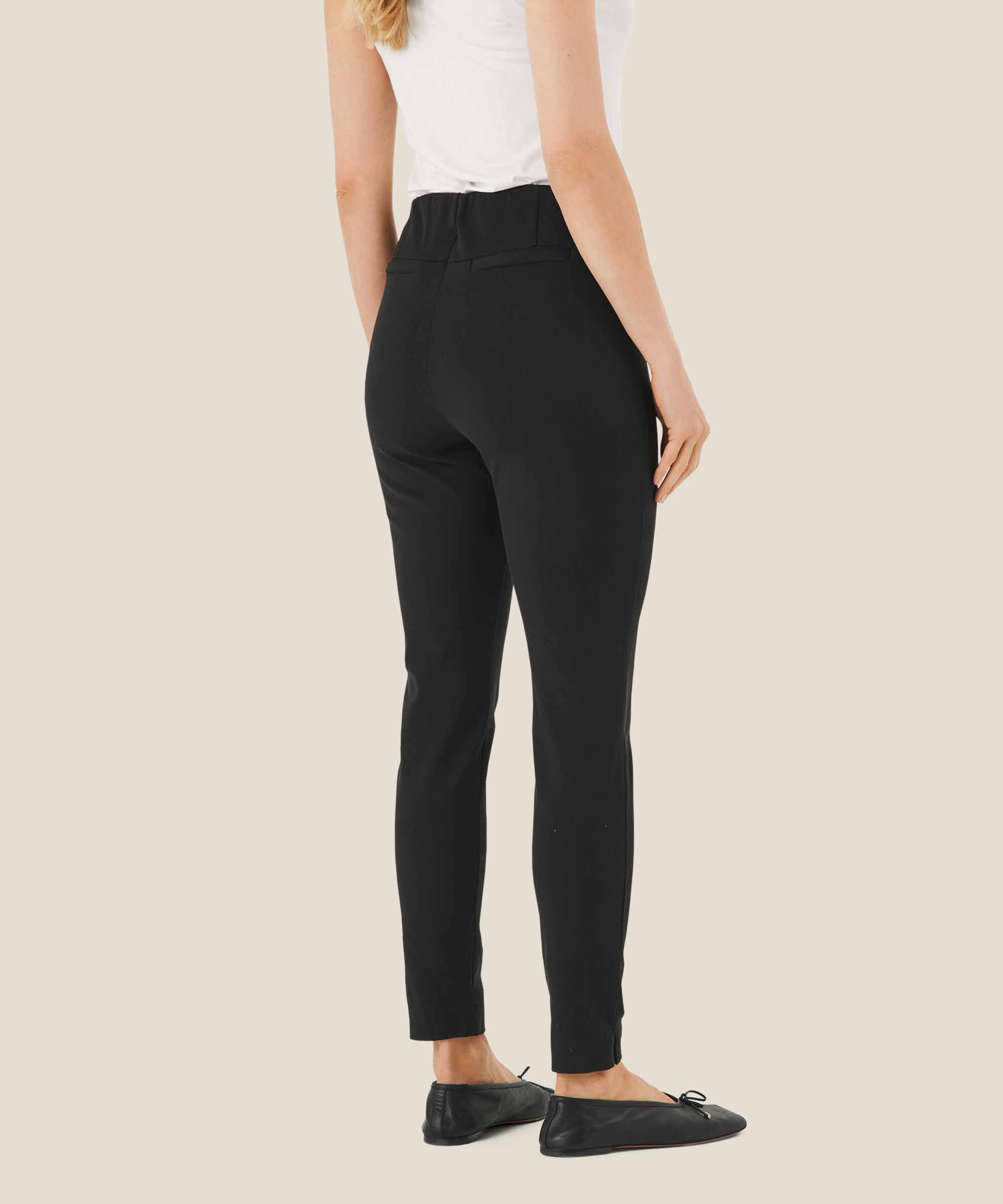 Poppy Bukser, Black