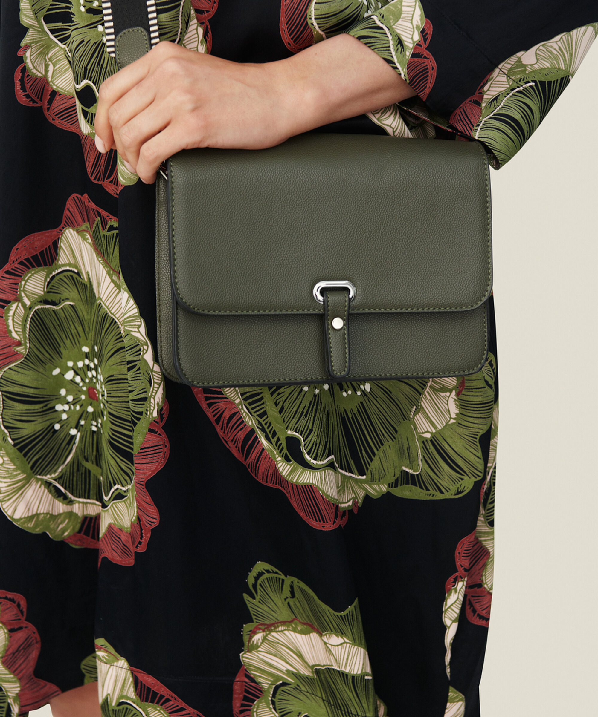 REGGIE TASKE, Capulet olive