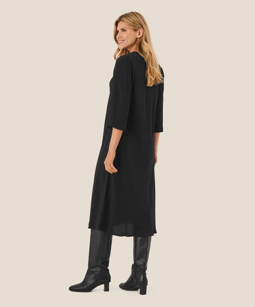 Nanda Kjole, Black