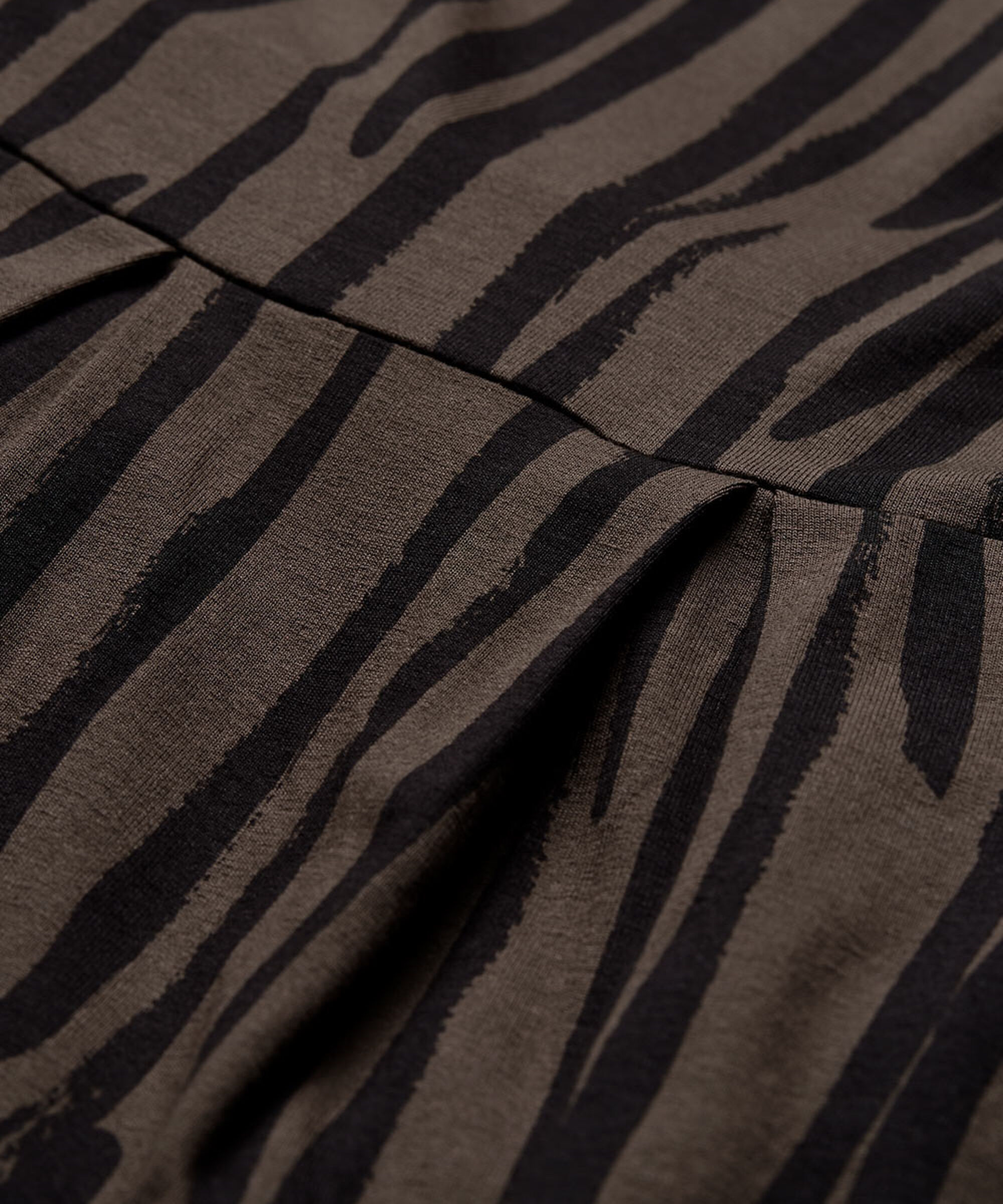 NIMA KJOLE, Chocolate