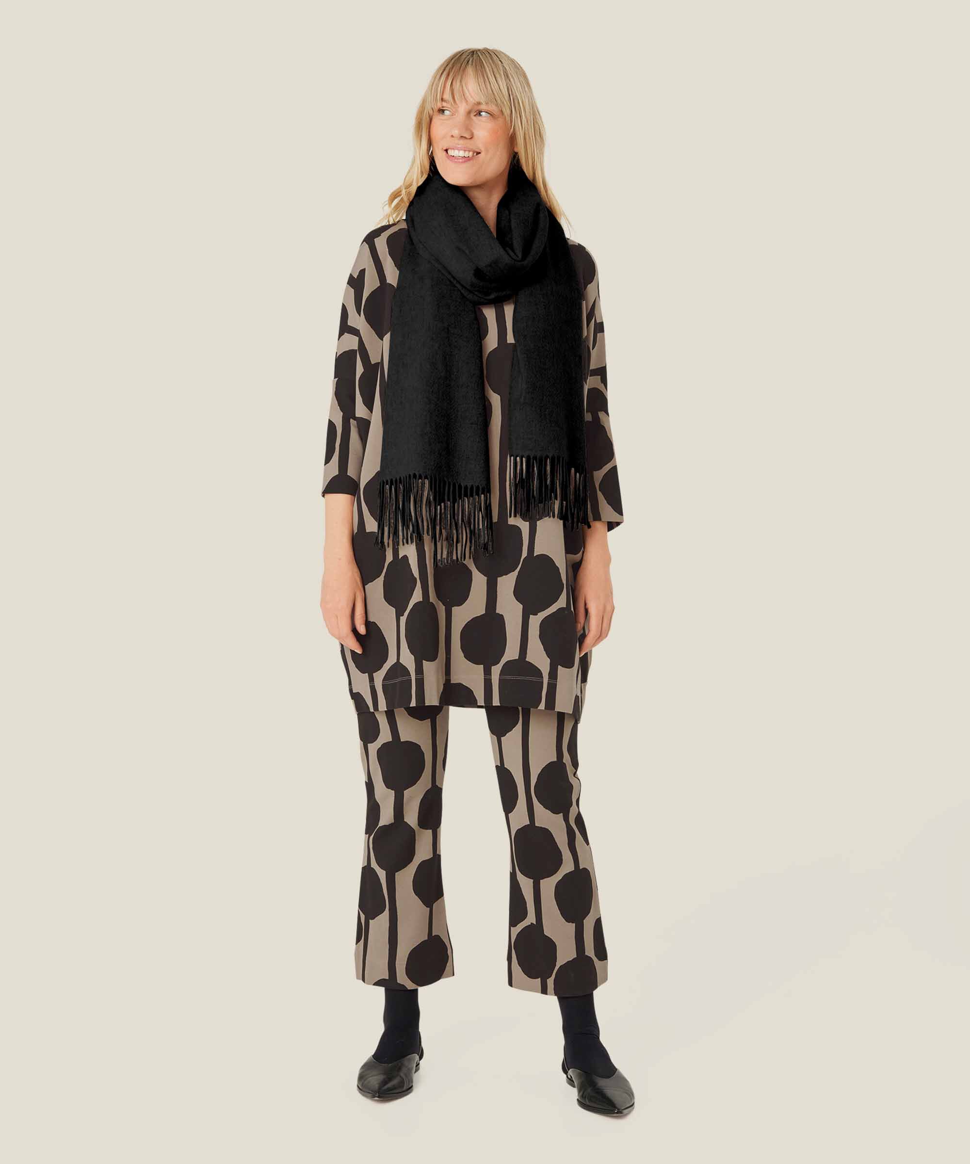 Anna Tørklæde, Black