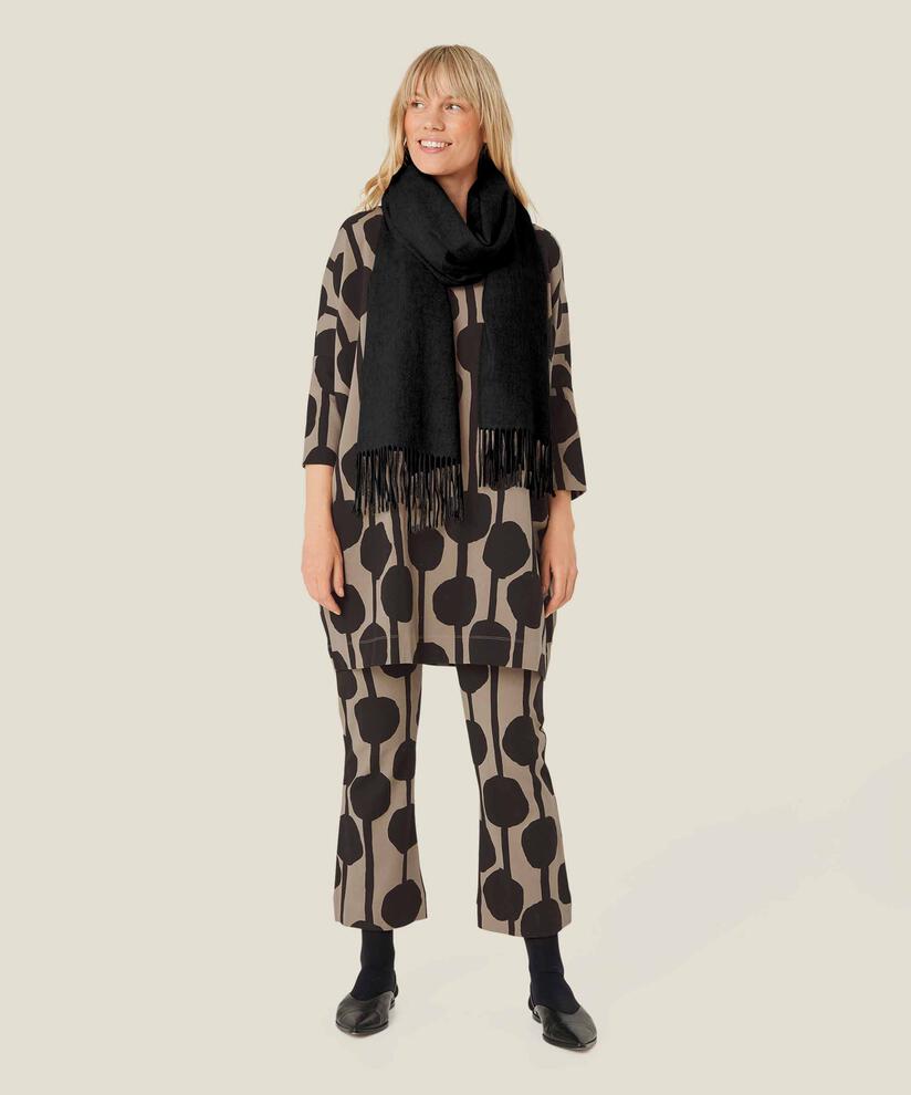 Anna Tørklæde, Black