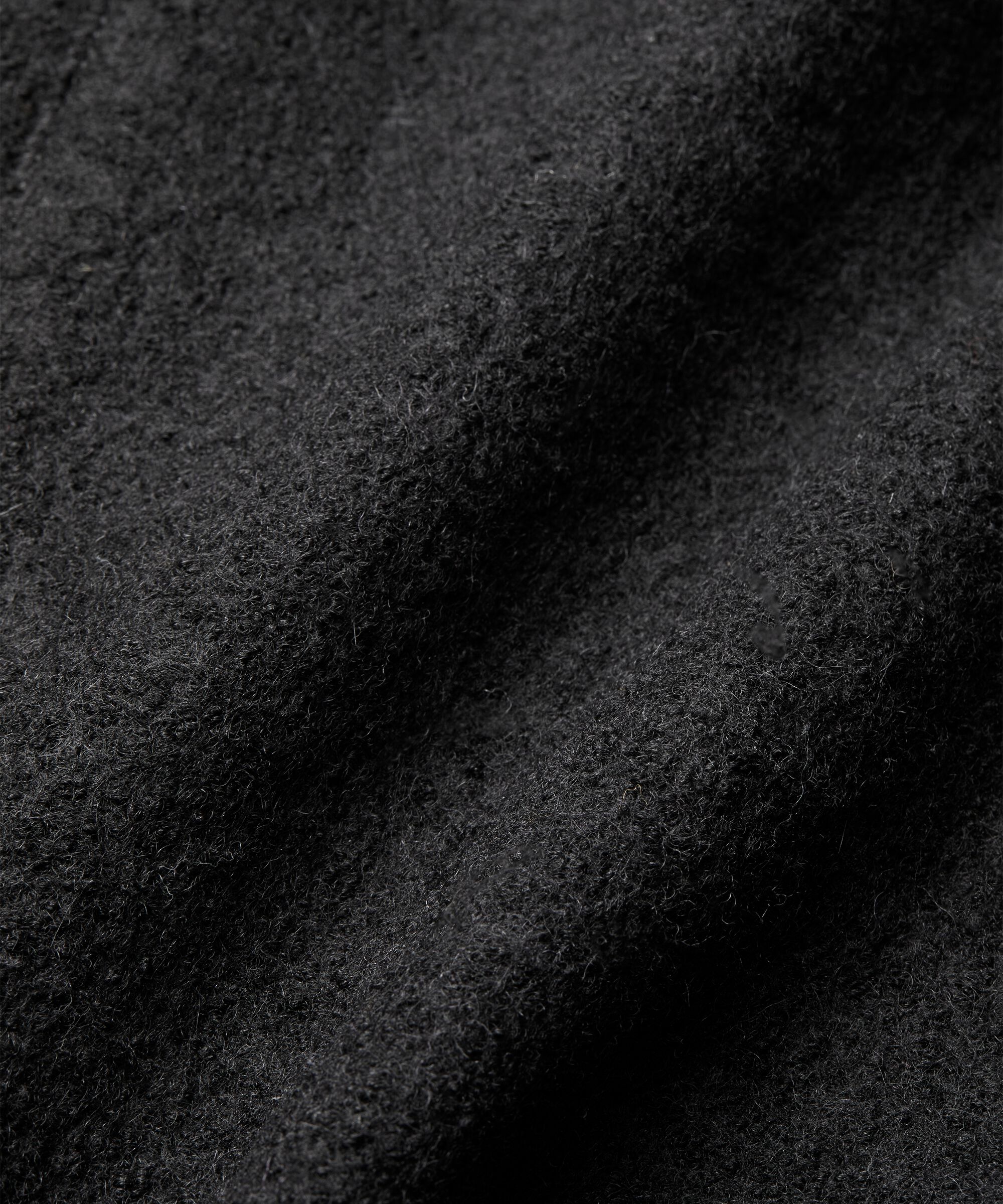 Teresa Uldfrakke, Black