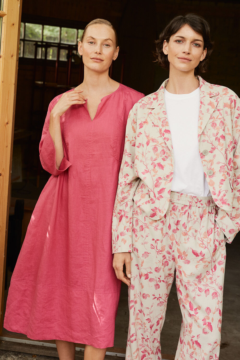 Nasya Kjole - Carmine, Jonellia Blazer - Carmine, Brynoi JERSEY Top - White, Peonos Bukser - Carmine