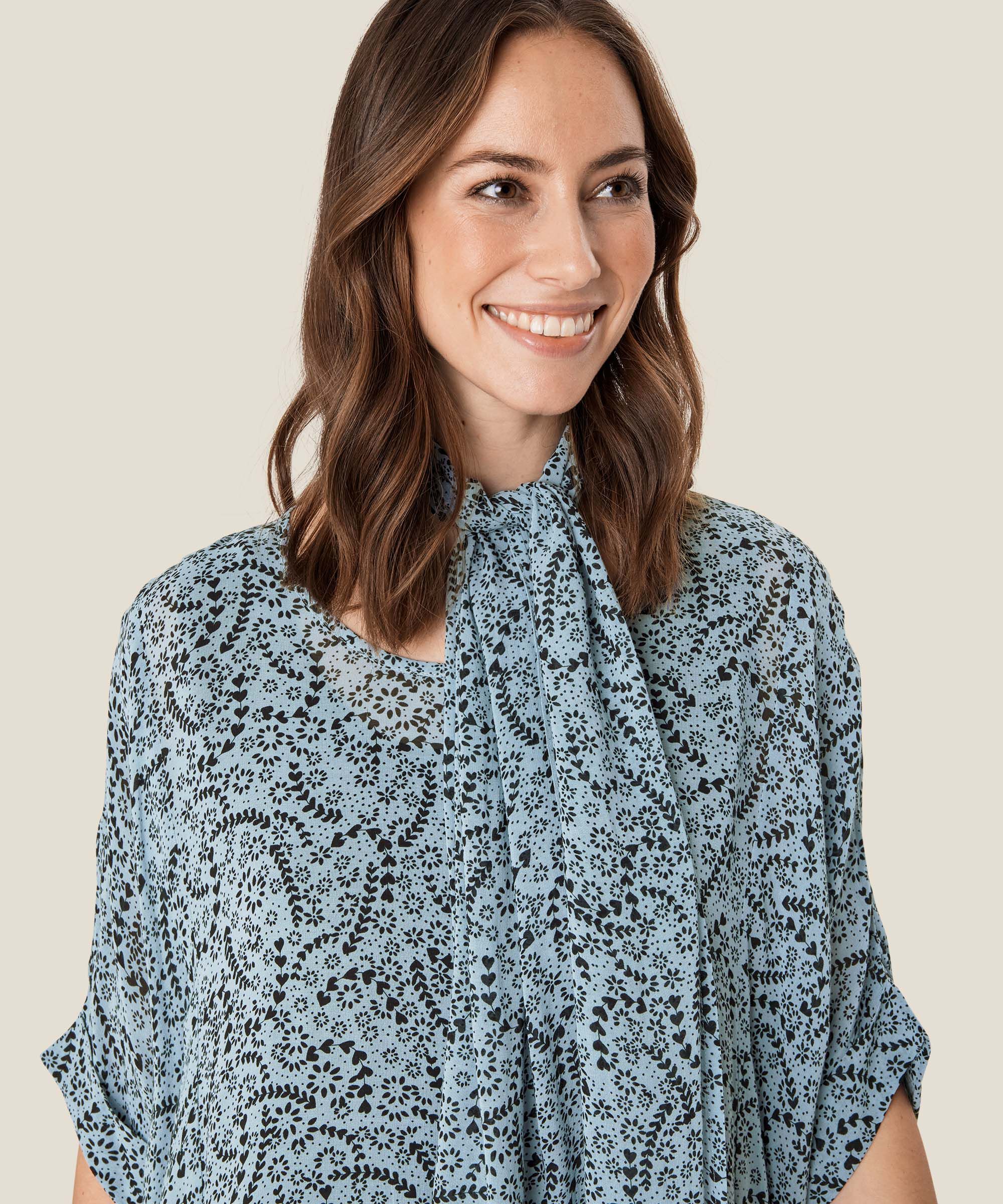 Along Tørklæde, Ashley Blue