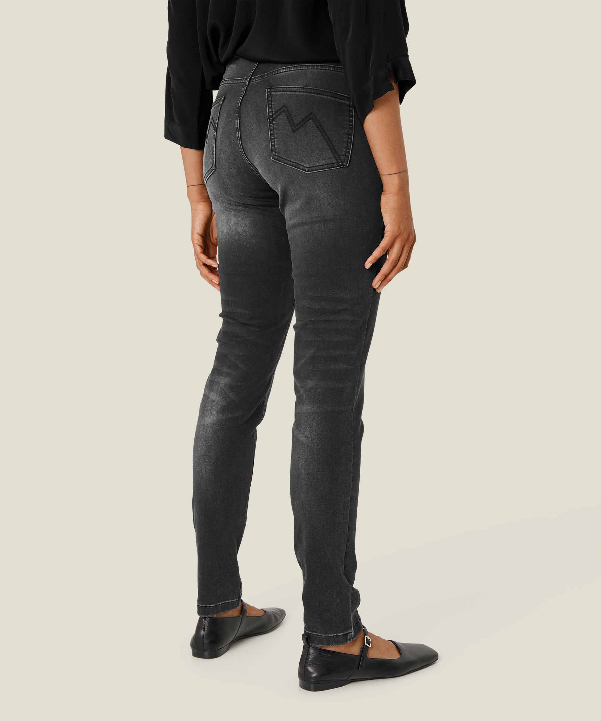 Papia Bukser, Black