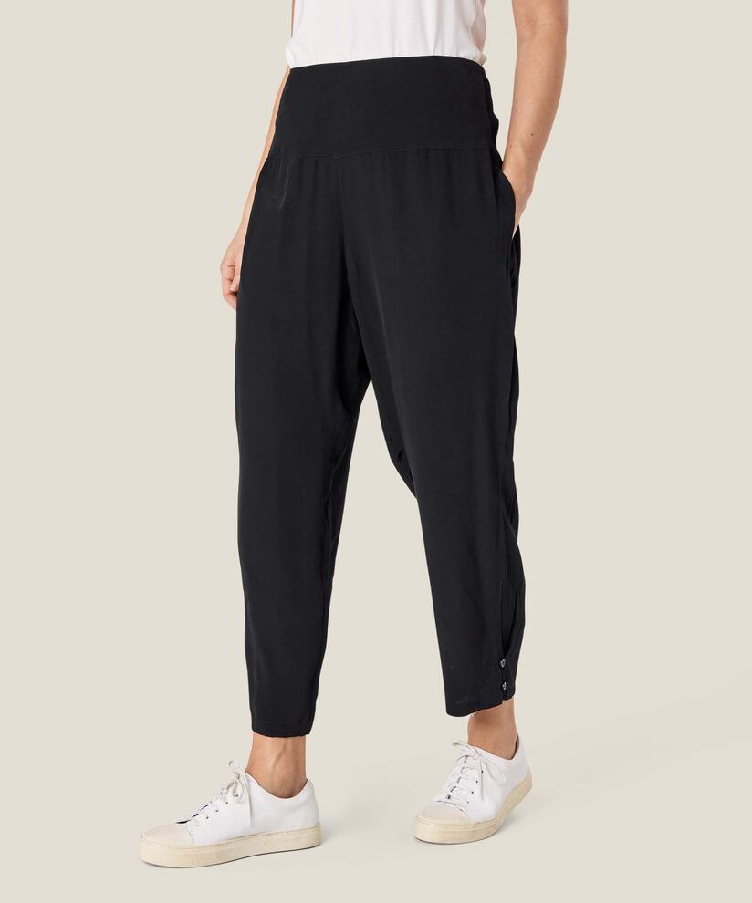 Penna Bukser, Black